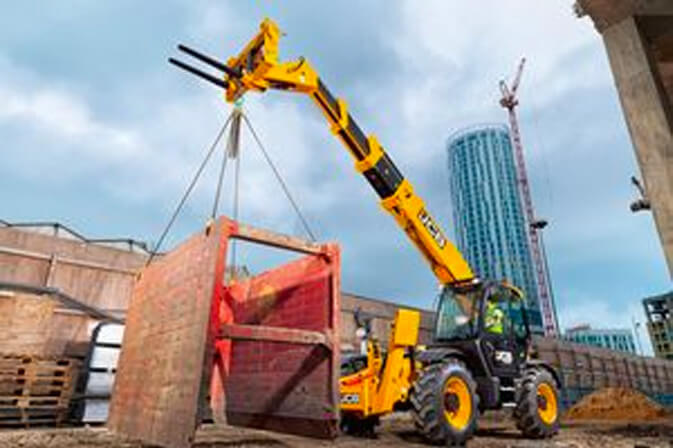 טרקטור עם זרוע טלסקופית בעבודה