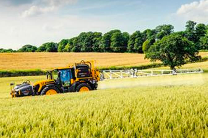 טרקטור חקלאי בשדה