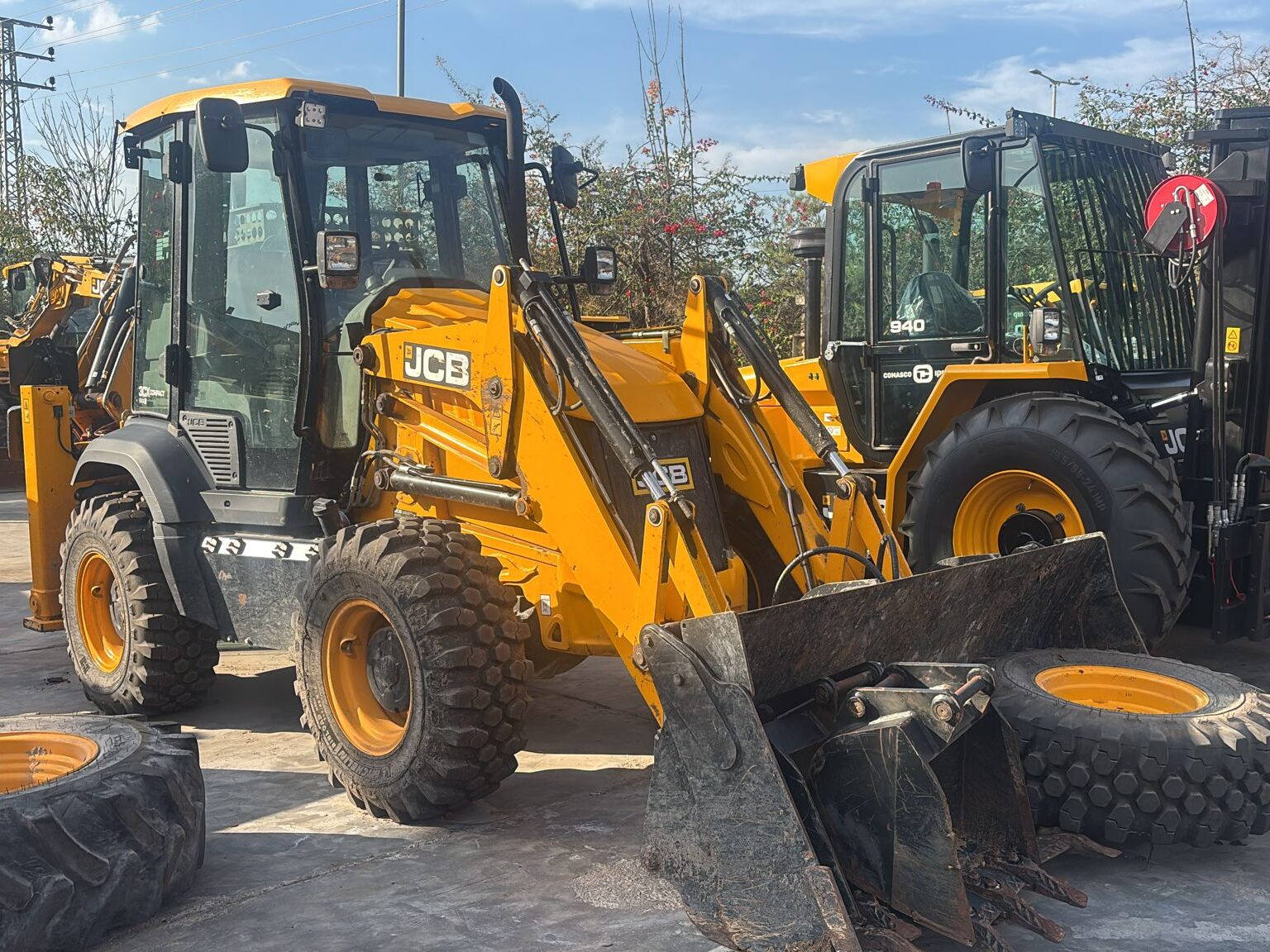 מחפרון קומפקט JCB 3CX שנת 2023