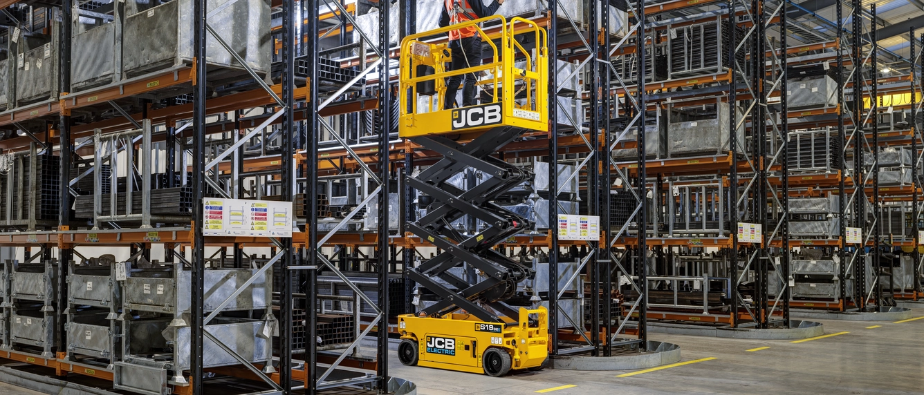 במת הרמה מספריים חשמלית דגם JCB S1932E