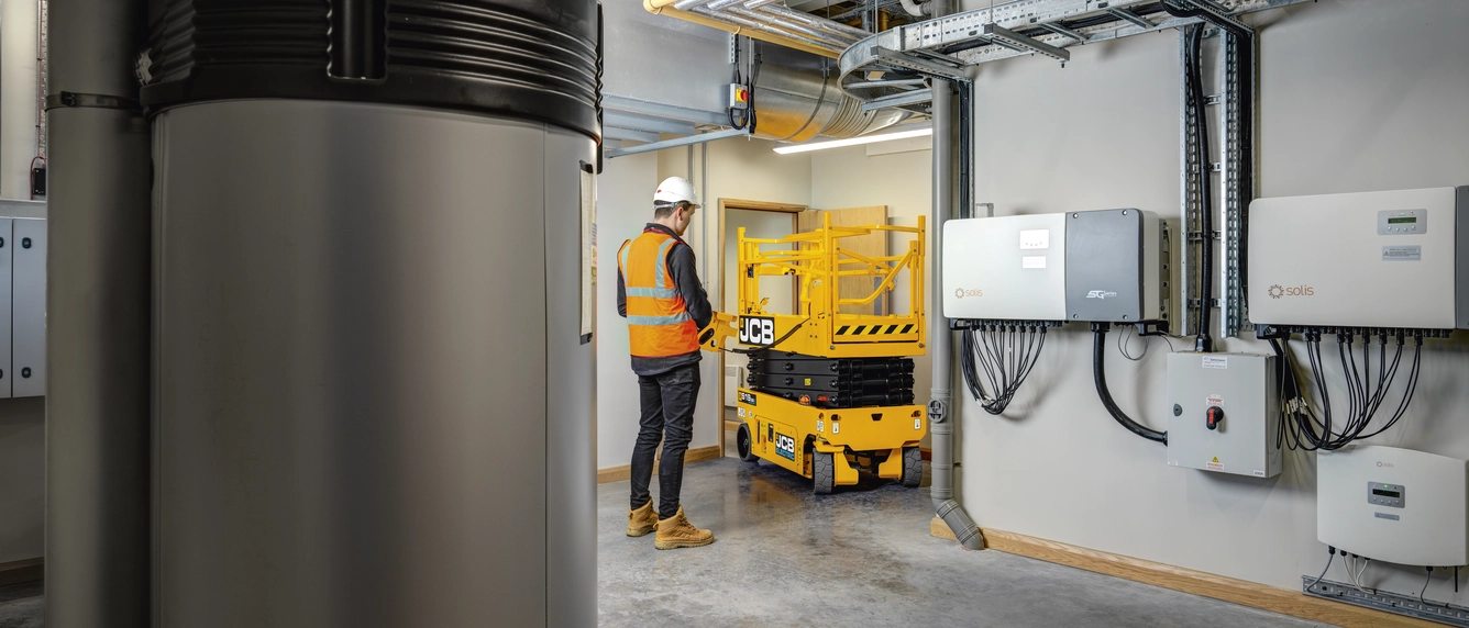 במת הרמה מספריים חשמלית דגם JCB S1932E