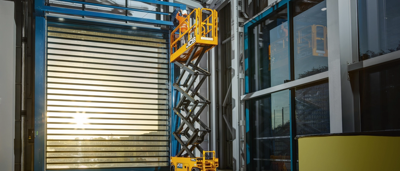 במת הרמה מספריים חשמלית דגם JCB S2632E