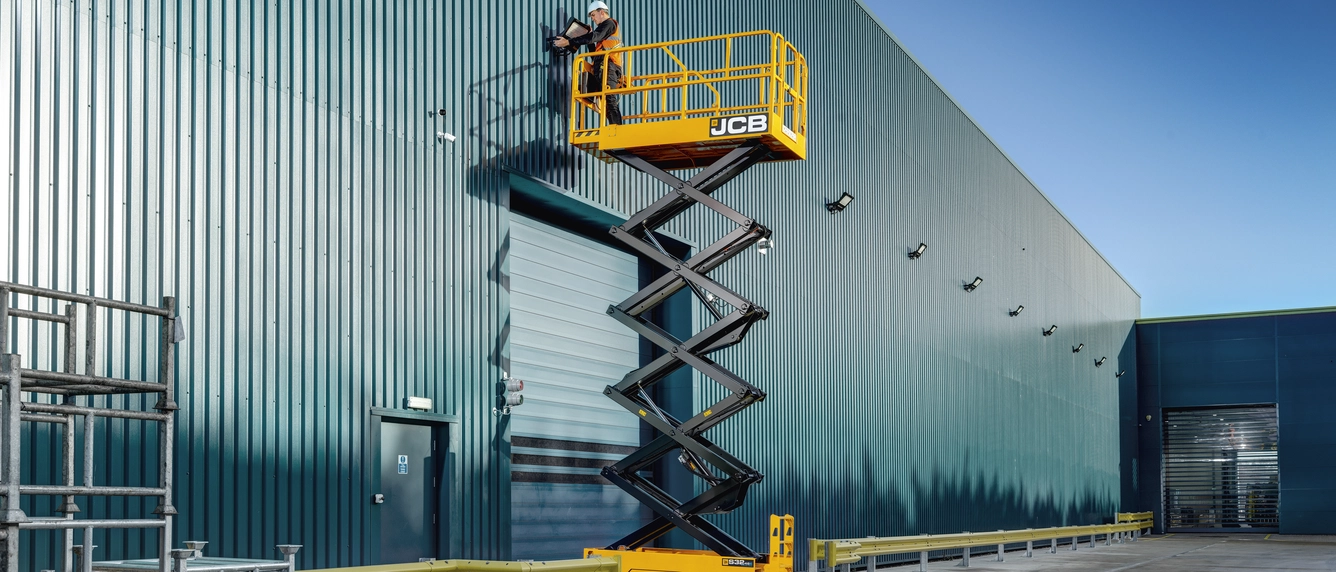 במת הרמה מספריים חשמלית דגם JCB S3246E