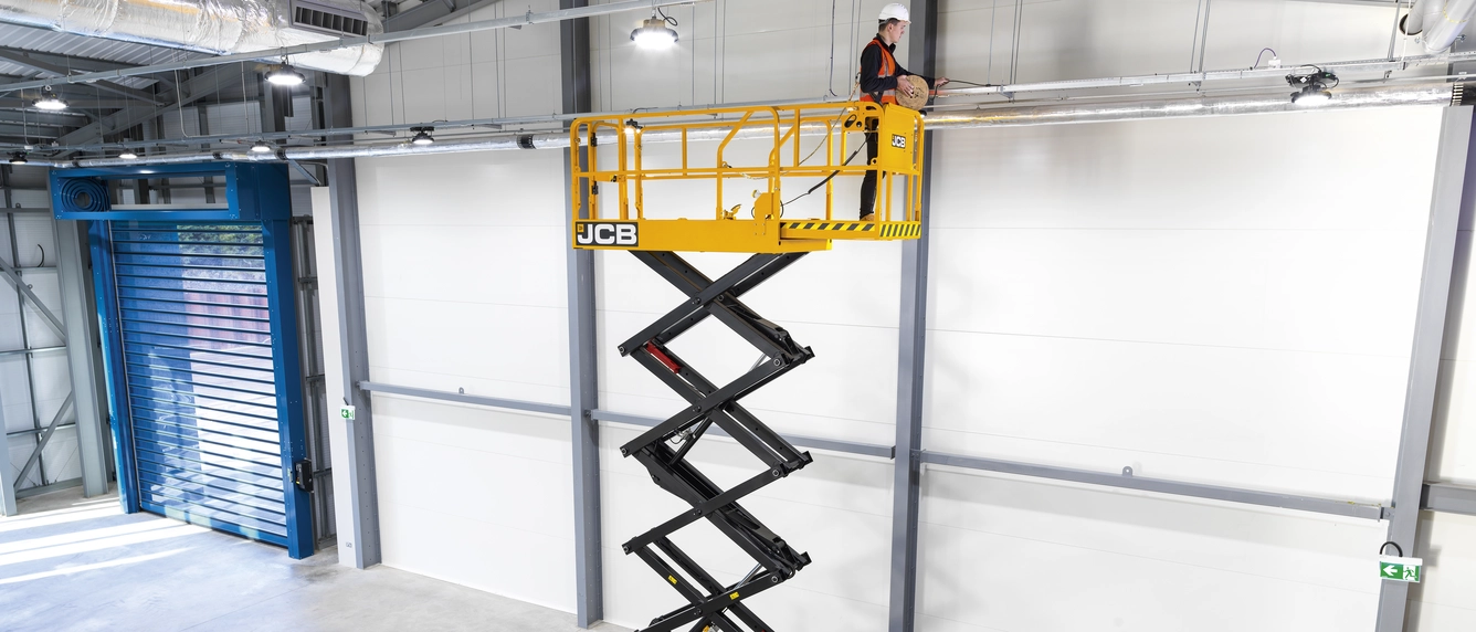 במת הרמה מספריים חשמלית דגם JCB S3246E