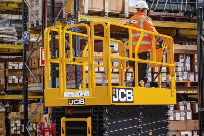 במת הרמה מספריים חשמלית דגם JCB S4550E