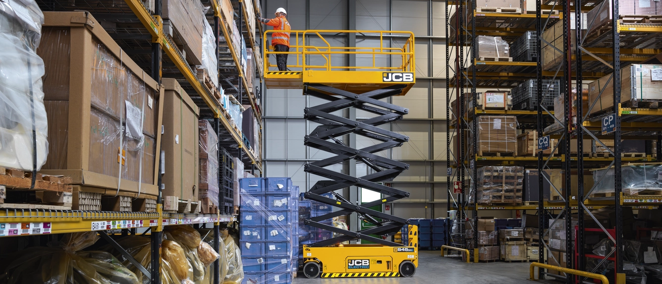 במת הרמה מספריים חשמלית דגם JCB S4550E