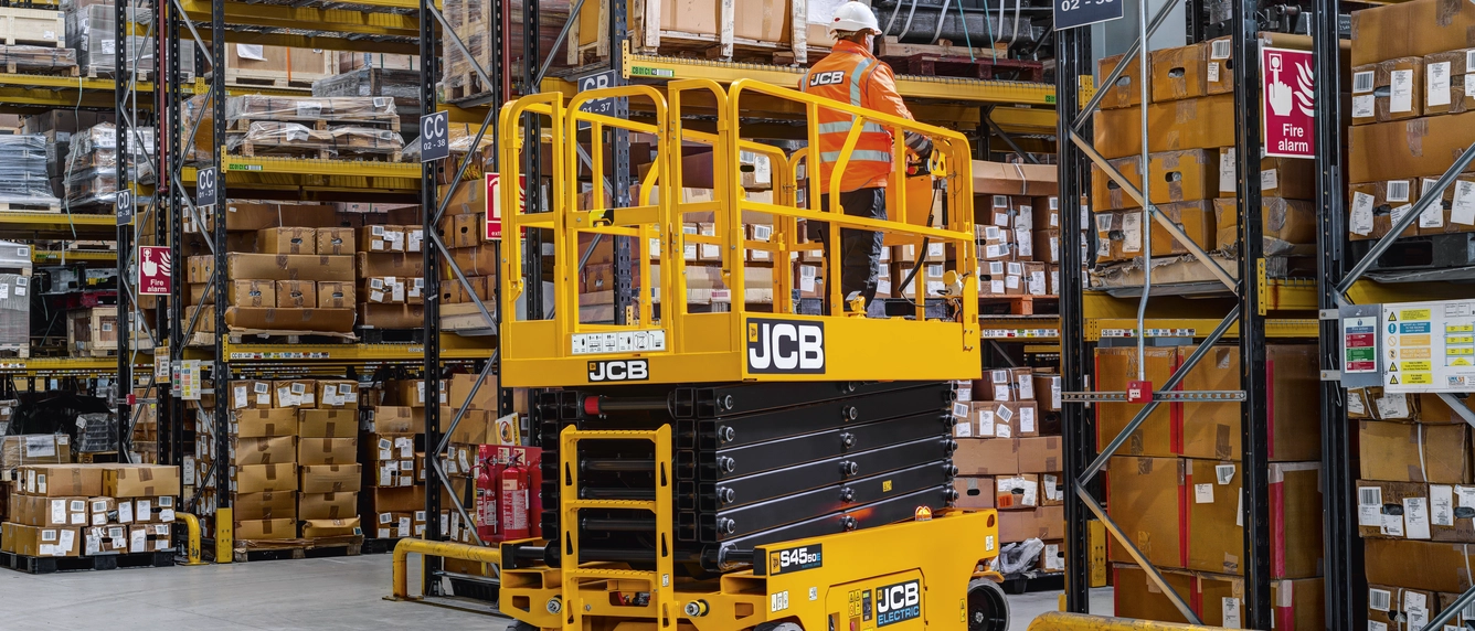 במת הרמה מספריים חשמלית דגם JCB S4550E